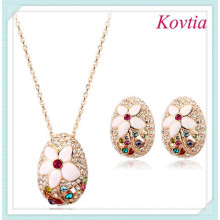 Hermosa forma ovalada joyas de oro de cristal colorido con flores de concha blanca